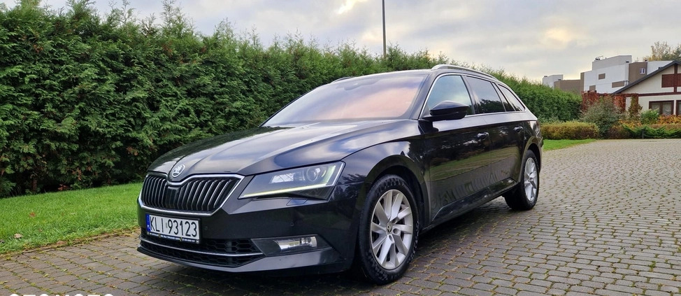 Skoda Superb cena 89800 przebieg: 144000, rok produkcji 2017 z Warszawa małe 742